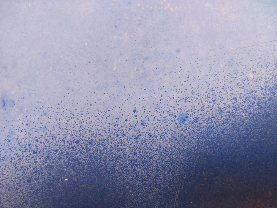 image d'un fond bleu clair avec de la poudre bleu foncée dessus 