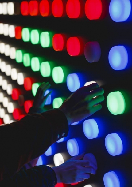 photo d'un mur noir avec des boutons de lumière de lumière bleue, vert et rouge - onepoint