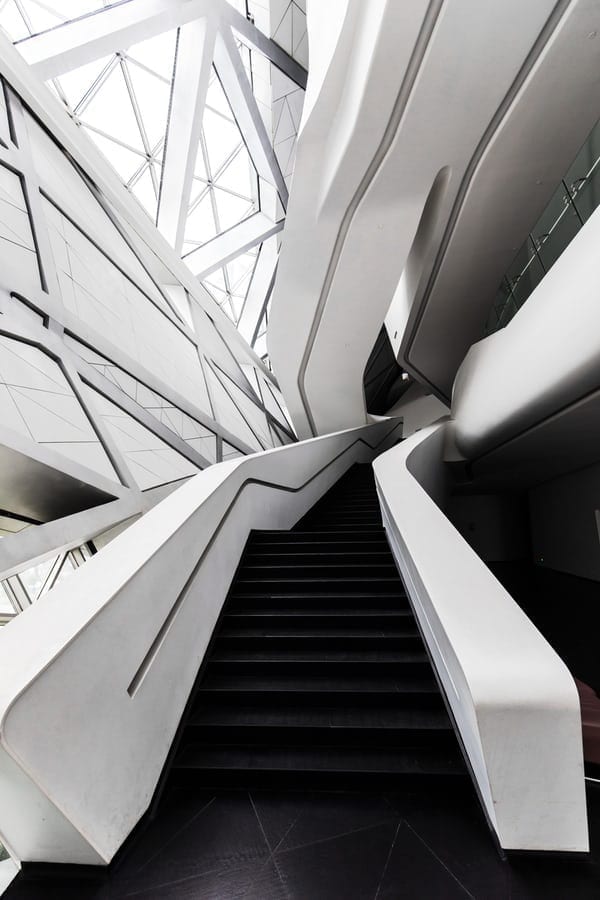 Photo d'un escalier avec un design contemporain de couleur blanc et noir