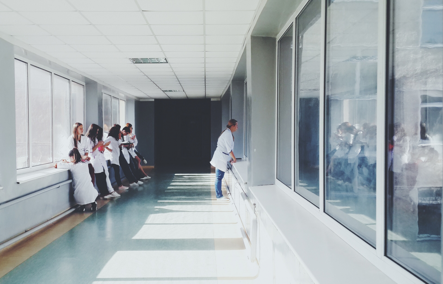 Photo de jeunes médecins dans un couloir d'hôpital illustrant le récent sondage onepoint Odoxa sur la place de la santé dans le débat présidentiel