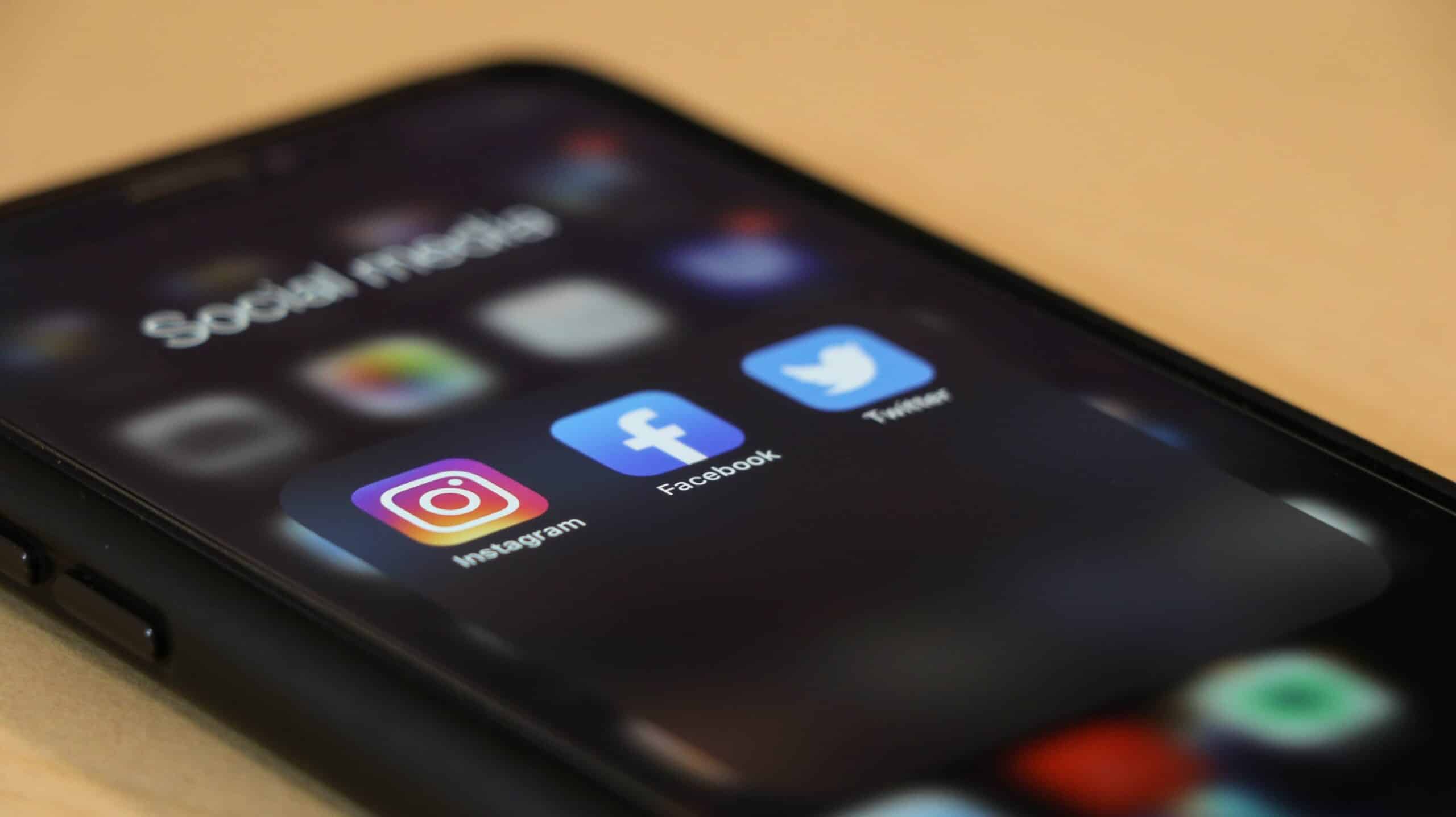 Photo d'un téléphone avec les icônes des réseaux sociaux